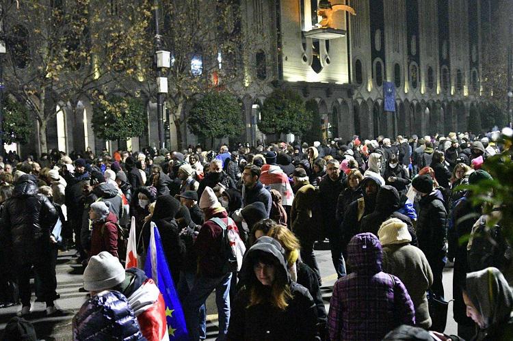 პროტესტი პარლამენტთან გრძელდება, გადაკეტილია რუსთაველის გამზირი - აქციას ტურიზმის სფეროს წარმომადგენლები მსვლელობით შეუერთდნენ