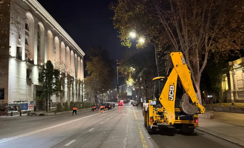რუსთაველის გამზირზე დასუფთავების სამსახურმა დაიწყო მუშაობა