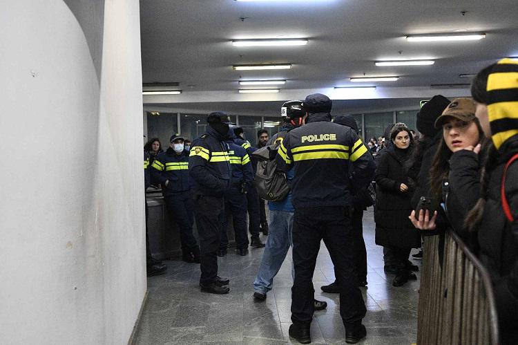 ხმაურია მეტროსადგურ “თავისუფლების მოედანზე“ - პოლიცია მოქალაქეებს ჩხრეკს (ფოტო/ვიდეო)