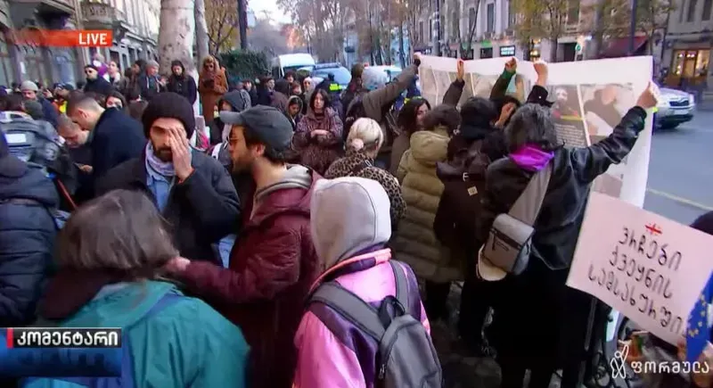 "როგორ შეიძლება წარმოიდგინოთ, რომ ბალერინა ნათია ბუნტური პოლიციელზე ძალადობს?!" - ხმაური რუსთაველის თეატრთან: მსახიობებისა და რეჟისორების პროტესტი