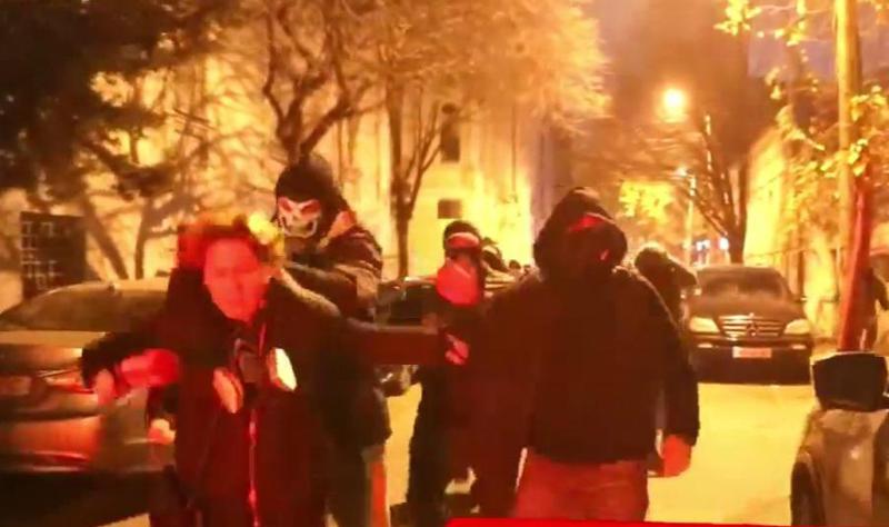 რამდენიმე წუთის წინ თავს დაესხნენ "ტვ პირველის" ჟურნალისტს მაკა ჩიხლაძეს - კადრები ადგილიდან