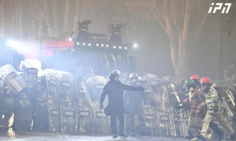 სპეცრაზმმა აქციის მონაწილეები, ფაქტობრივად, ალყაში მოაქცია