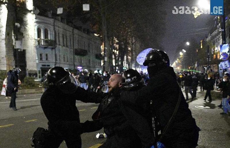 პროტესტანტების მორიგი დაშლა - სპეცრაზმმა არაერთხელ გამოიყენა წიწაკის სპრეი, აკავებენ აქციის მონაწილეებს