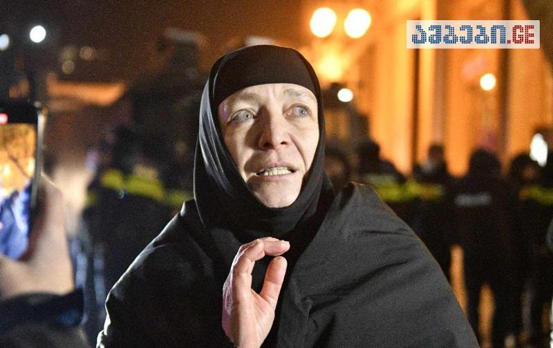 "აქ მოვედი, რომ გთხოვოთ, არ სცემოთ ბავშვებს" - აქციაზე მყოფმა დედა სიდონიამ შსს-ს წარმომდგენლებთან გასაუბრება სცადა