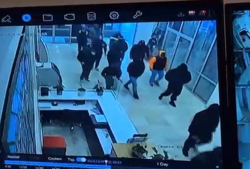 ვრცელდება სათვალთვალო კამერის ჩანაწერი - როგორ შეიჭრნენ კოალიცია "ცვლილებისთვის" ოფისში უცნობი პირები და იქ მყოფებს თავს დაესხნენ