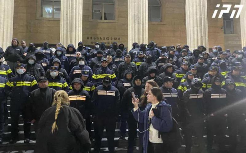 თბილისის საქალაქო სასამართლოსთან ხმაურია - "უდანაშაულო ადამიანები ციხეში გაუშვეს..."