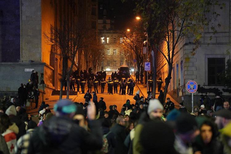 პარლამენტის ტერიტორიიდან სპეცრაზმი და წყლის ჭავლის მანქანები გაიყვანეს