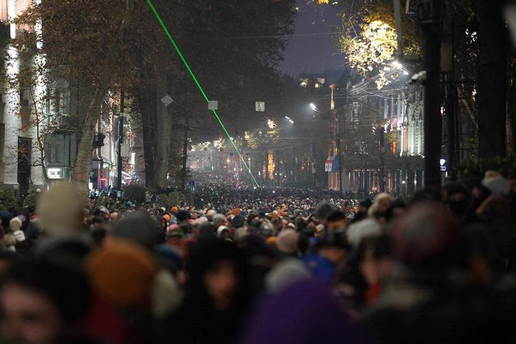 რუსთაველის გამზირზე საპროტესტო აქცია გრძელდება - ჭიჭინაძის ქუჩაზე, სადაც საპატრულო და კრიმინალური პოლიციის თანამშრომლები არიან განლაგებული, ხმაური იყო