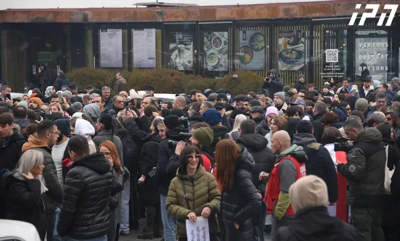 მედიის სოლიდარობის აქციაზე, "რესპუბლიკის მოედანზე“ შეკრებილმა ოპერატორებმა და ჟურნალისტებმა გზა გადაკეტეს