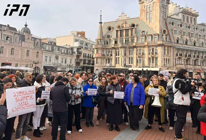 ბათუმში სხვადასხვა მედიასაშუალების ჟურნალისტები და ოპერატორები საპროტესტო აქციას მართავენ