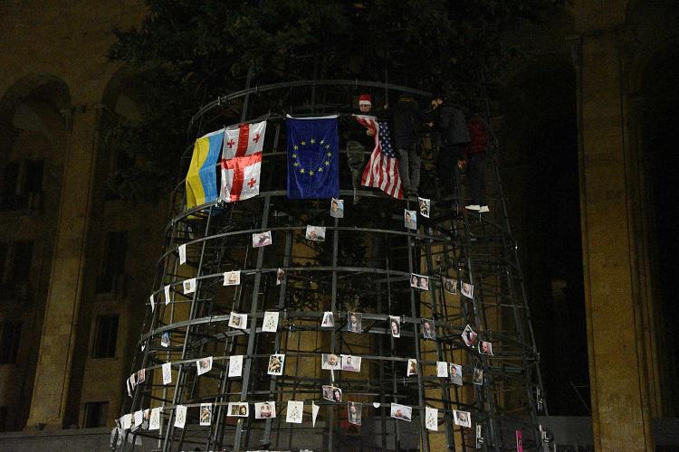 “არ არის უსაფრთხო...“ - თბილისის მერია აქციის მონაწილეებს მოუწოდებს, არ ავიდნენ ნაძვის ხის კონსტრუქციაზე