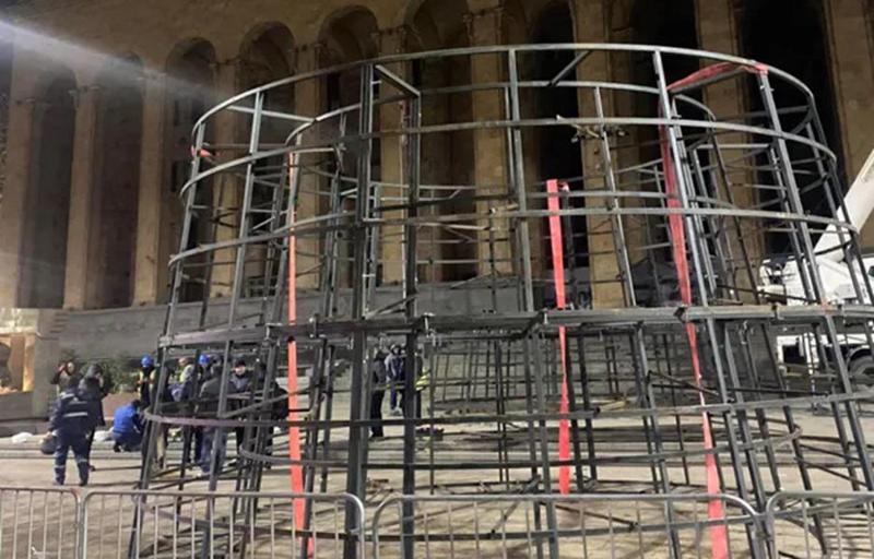 პარლამენტის შენობის წინ  ნაძვის ხეს აწყობენ