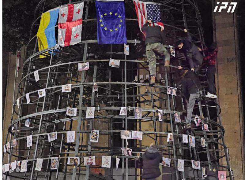 მოქალაქეებმა, პარლამენტის წინ ნაძვის ხეზე, დემონსტრაციებისას დაშავებული ადამიანების ფოტოები დაკიდეს - ფოტოები რუსთაველის გამზირიდან, სადაც პროტესტი გრძელდება