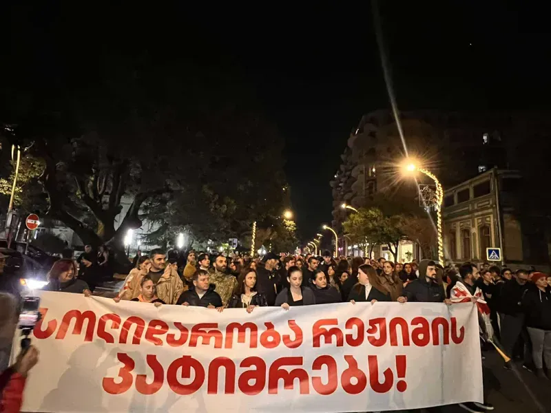 ბათუმში, აქციის მონაწილეები ხელოვნების უნივერსიტეტამდე მსვლელობას მართავენ, სადაც დეკანი და 4 სტუდენტი დააკავეს