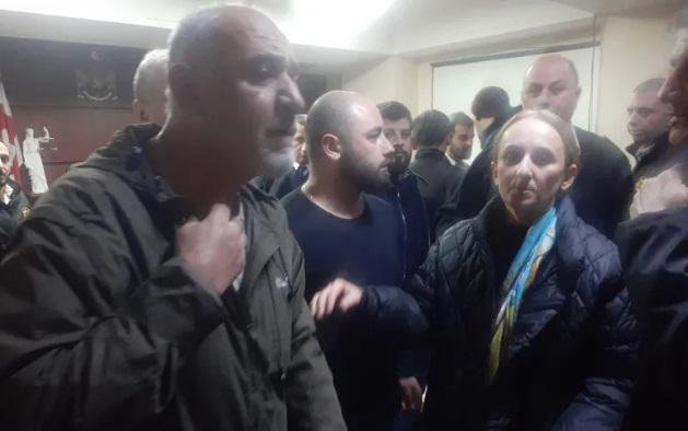 პოეტ ზვიად რატიანს საკუთარ სახლთან თავს დაესხნენ და სცემეს