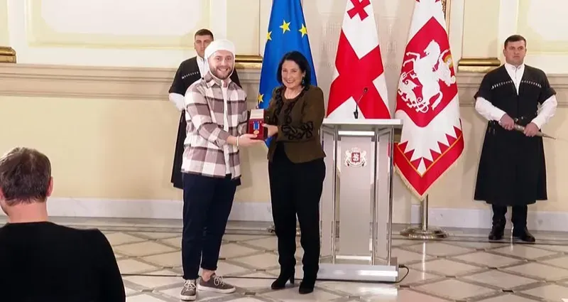 "თქვენ ხართ ადამიანები, რომლებმაც არა მხოლოდ კამერა და მიკროფონი, ქვეყნის მომავალი და ბედი აიღეთ ხელში" - ვინ არიან ჟურნალისტები და ოპერატორები, რომლებიც პრეზიდენტმა დააჯილდოვა