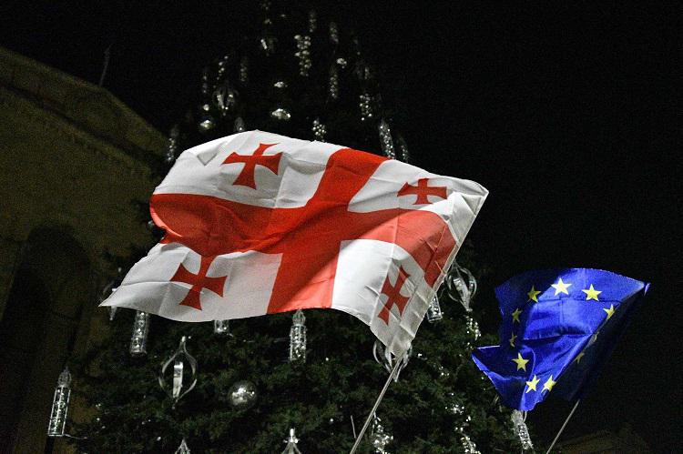 პროტესტის მე-14 დღე პარლამენტთან - ფოტოები რუსთაველის გამზირიდან, სადაც გზა ისევ გადაკეტილია