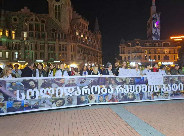 “დღეს საქართველოში ჩვენი შვილების გენოციდი მიმდინარეობს“ - ბათუმში მედიკოსების მარში მიმდინარეობს