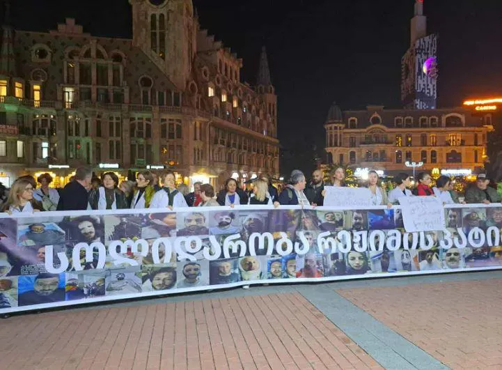 “დღეს საქართველოში ჩვენი შვილების გენოციდი მიმდინარეობს“ - ბათუმში მედიკოსების მარში მიმდინარეობს