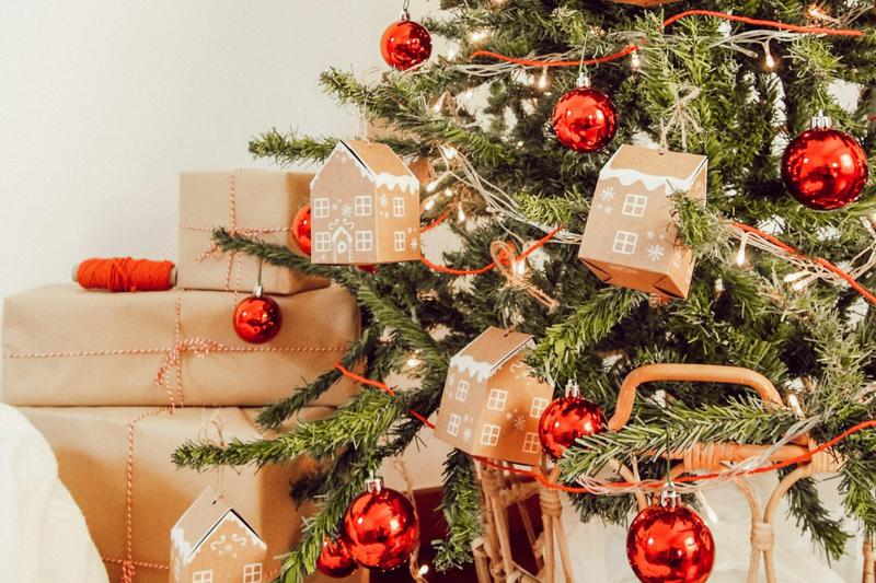 რომელ დღეს უნდა მორთოთ ნაძვის ხე და სად უნდა დადგათ, რომ 2025 წელს იღბალი მიიზიდოთ?