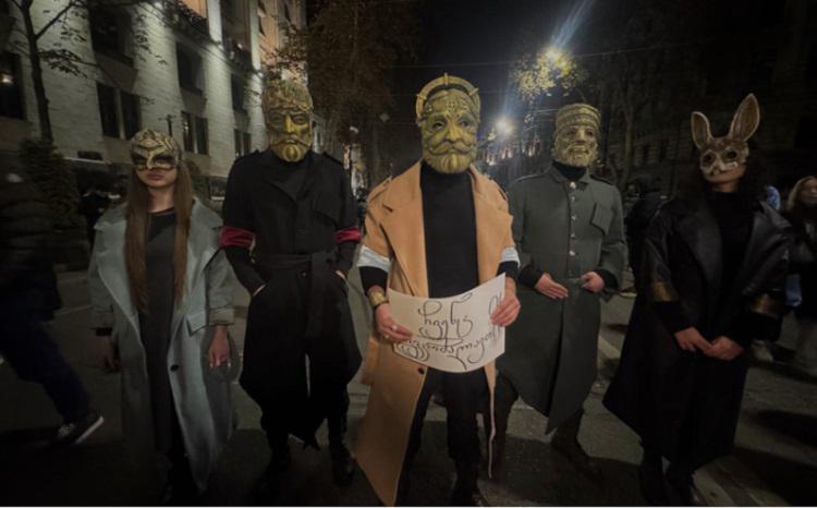 “ჩვენც აგვკრძალავენ? აკრძალავენ დავით აღმაშენებელს, ერეკლე მეორეს, ილია ჭავჭავაძეს?“ - აქციაზე ქართველი მეფეების ნიღბებით შემოსილი მომიტინგეები გამოჩნდნენ