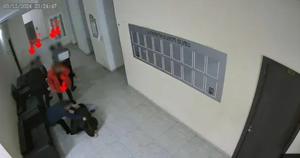 "ჯგუფურად სცემეს ორ პირს" - პროკურატურამ ბათუმის ხელოვნების უნივერსიტეტის დეკანსა და 4 სტუდენტს ბრალდება წარუდგინა: რა კადრებს ავრცელებს უწყება (ვიდეო)