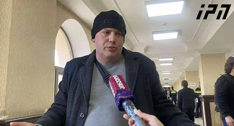 მოქალაქე, რომელსაც 10 ნოემბერს, საპატრიარქოსთან გზის გადაკეტვას ედავებიან, აცხადებს, რომ აქციაზე საერთოდ არ იმყოფებოდა და რუსთავის მიკროავტობუსს ელოდებოდა