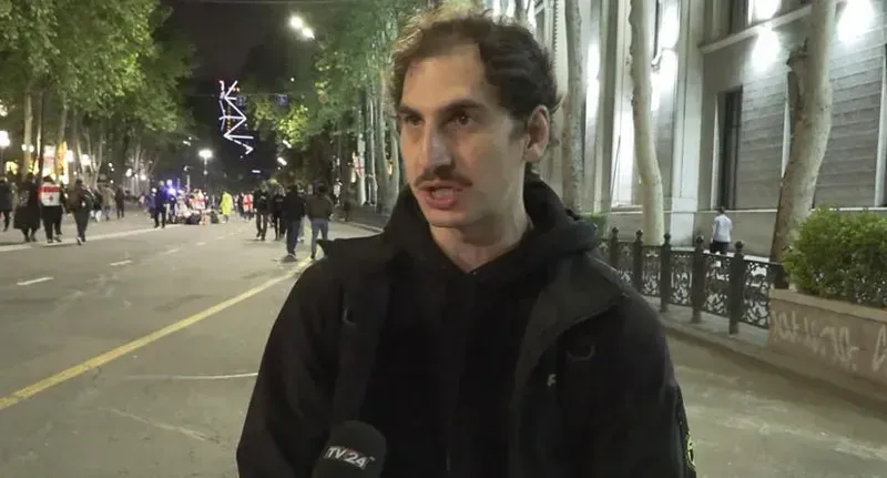 "რამდენიმე წუთის წინ, აბაშიძეზე, გაიტაცეს ვატო ბჟალავა, ძაღლს ასეირნებდა და ხეზე მიაბმევინეს, სახლშიც არ ააყვანინეს" - აქტივისტი