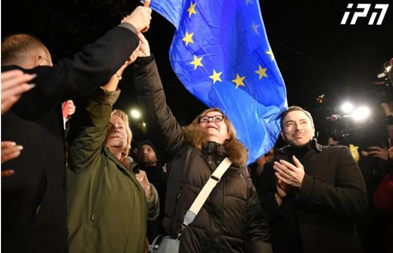 ევროპარლამენტარები რუსთაველზე მიმდინარე აქციაზე მივიდნენ