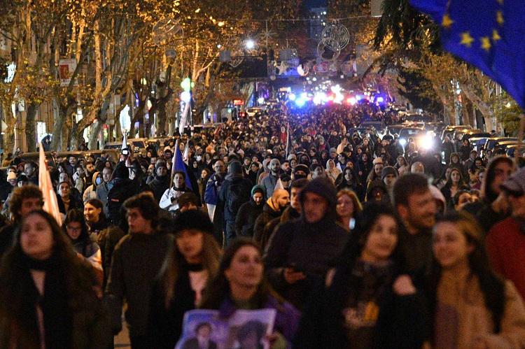 IT, HR, ტრენერების, ფინანსური სფეროს, მარკეტერების, PR-სა და შემოქმედებითი ინდუსტრიის წარმომადგენლების მსვლელობამ ყაზბეგის გამზირზე გადაინაცვლა - ისინი პარლამენტისკენ მიემართებიან (ფოტოები)