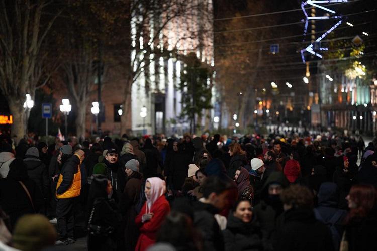 თბილისში, სხვადასხვა ლოკაციაზე მიმდინარე საპროტესტო მსვლელობები პარლამენტთან გაერთიანდა - ფოტოები გადაკეტილი რუსთაველის გამზირიდან