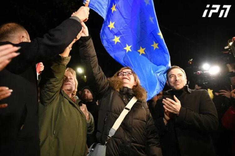 “საქართველო კრიტიკულ გზაგასაყარზეა...“ - თბილისში ვიზიტად მყოფი 7 ევროპარლამენტარი ევროკავშირის უმაღლეს წარმომადგენელს კაია კალასსა და ევროკომისარს მიმართავს