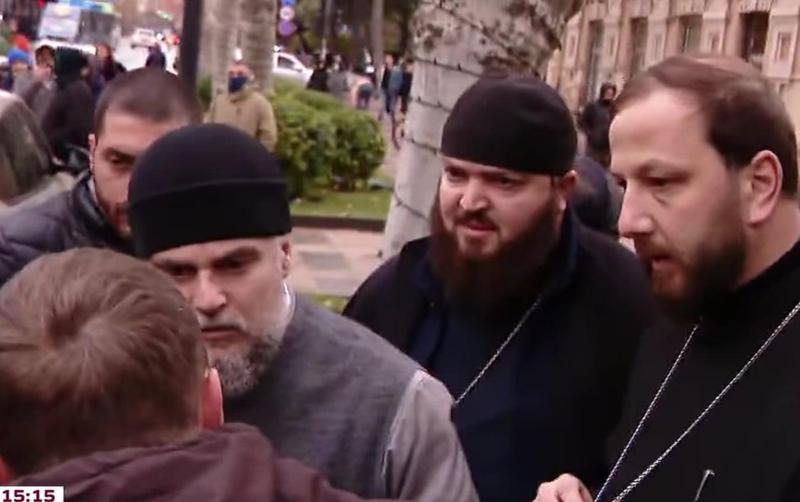 "ჩინეთიდან გამოწერილ კუბოზე იყო იესო გამოსახული? რას ატყუებთ ხალხს, თქვენ ხალხის გვერდით უნდა იდგეთ" - დაპირისპირება მამა შალვა კეკელიასა და აქციის მონაწილეებს შორის (ვიდეო)