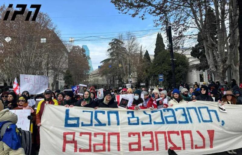"ხელი გაუშვით ჩემი შვილია" - რუსთაველის გამზირზე, პარლამენტის წინ მყოფ აქციის მონაწილეებს დედების  მარში შეუერთდა