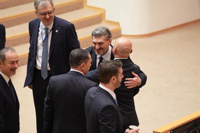 ყაველაშვილი მილოცვებს იღებს - საარჩევნო კოლეგიამ ის პრეზიდენტად აირჩია: ფოტოები პარლამენტიდან