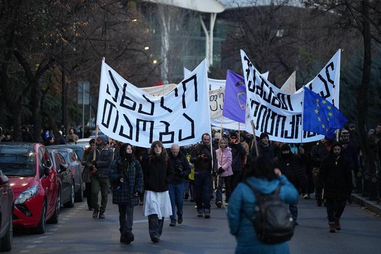 დევნილების, ხელოვნებათმცოდნეების, IT-ის და სხვა სფეროს წარმომადგენლების პროტესტი გრძელდება - თბილისში, აქცია-მსვლელობა რამდენიმე ლოკაციაზე მიმდინარეობს (ფოტო/ვიდეო)