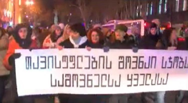 ლიტერატურის სფეროს წარმომადგენლები, კინემატოგრაფისტები და კინომოყვარულები პარლამენტამდე მსვლელობას მართავენ