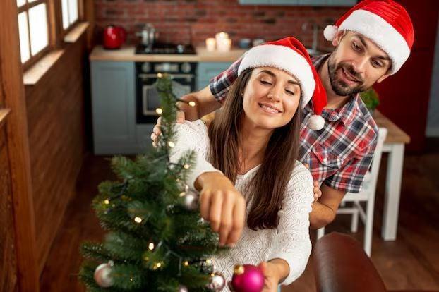 როგორ ვაქციოთ ნაძვის ხის მორთვა პატარა ჯადოსნურ დღესასწაულად