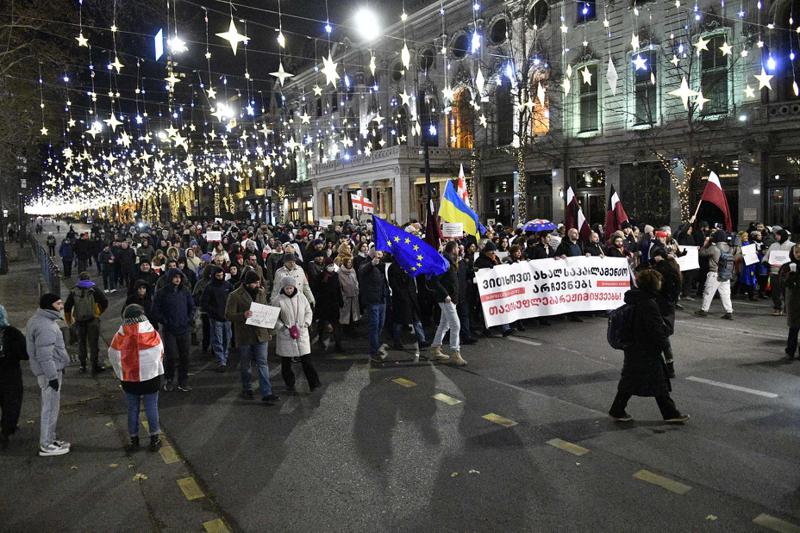 "დასავლური განათლებით ევროპისკენ!" - ამ ლოზუნგით რუსთაველის გამზირის მიმართულებით მარში მიმდინარეობს