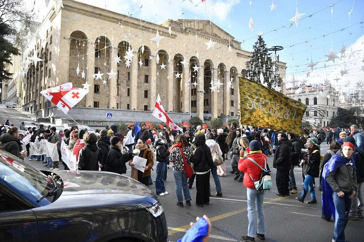 საყოველთაო პროტესტის მე-20 დღე: რუსთაველი ისევ გადაკეტილია - დღეს თბილისის მთავარ გამზირამდე დემონსტრაციით სტუდენტები და სტუმარ-მასპინძლობის სფეროს წარმომადგენლები  მივიდნენ (ფოტო)