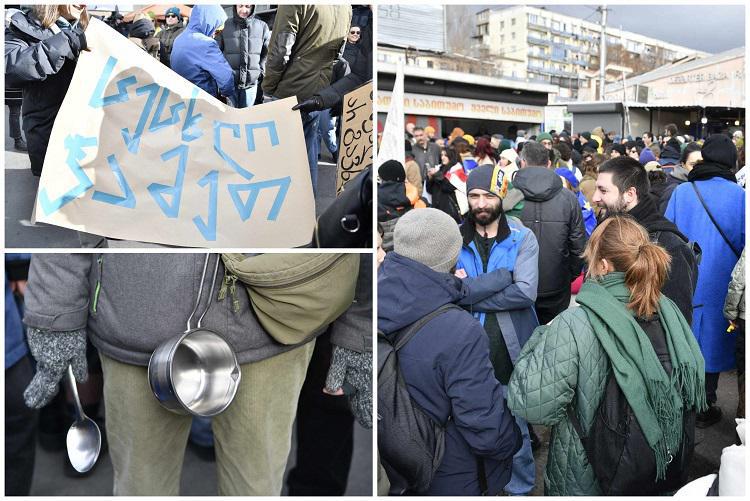 “რუსეთის ხინკალნაია არ გავხდებით“, “ცეცხლი ჭამეთ“ - ე.წ. დეზერტირების ბაზართან სტუმარ-მასპინძლობის სფეროს წარმომადგენლების საპროტესტო აქცია მიმდინარეობს (ფოტოები)