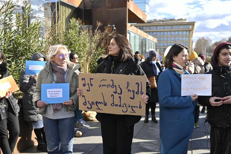 საყოველთაო პროტესტის 21-ე დღე - ამჯერად მსვლელობას შშმ პირები და მათი მშობლები გამართავენ (ფოტოები)
