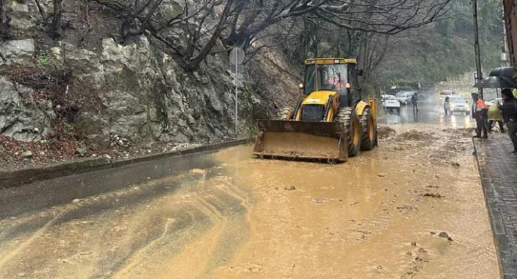 ქუთაისის მუნიციპალიტეტი სტიქიას ებრძვის - ერთ-ერთ ქუჩაზე ჩამოიშალა მიწა, დაიტბორა საავტომობილო გზები და სასტუმრო “მაგნოლია“