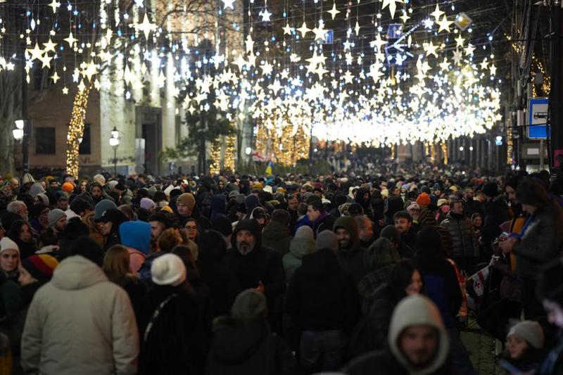 გურულების მარშის პარალელურად რესპუბლიკის მოედნიდან მსვლელობა მამებმა და კალათბურთელებმა მოაწყვეს - რუსთაველი კვლავ გადაკეტილია: “ეს ურჩევნია მამულსა, შვილნი გვჯობნიან მამებსა!”