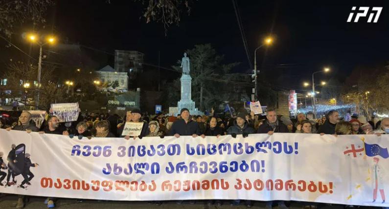 სამედიცინო სფეროს წარმომადგენლები ლოზუნგით - “ჩვენ ვიცავთ სიცოცხლეს!” მარშს მართავენ