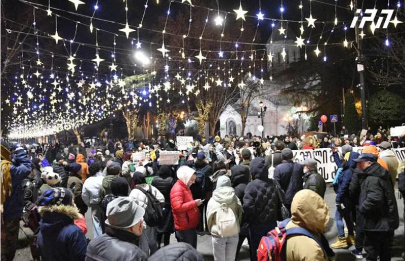 უწყვეტი პროტესტის 23-ე დღე: პარლამენტთან აქცია განახლდა - რუსთველის გამზირი კვლავ გადაკეტილია