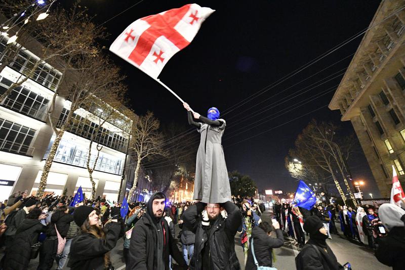ხორუმი რუსთაველზე: ქართველი მოცეკვავეების მსვლელობა ცეკვით - ფოტოები დედაქალაქის მთავარი გამზირიდან
