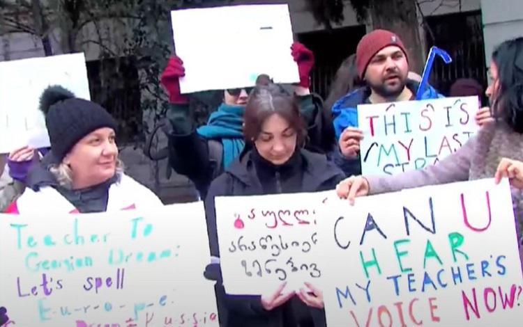 ინგლისური ენის სპეციალისტები პარლამენტის მიმართულებით მსვლელობას მართავენ