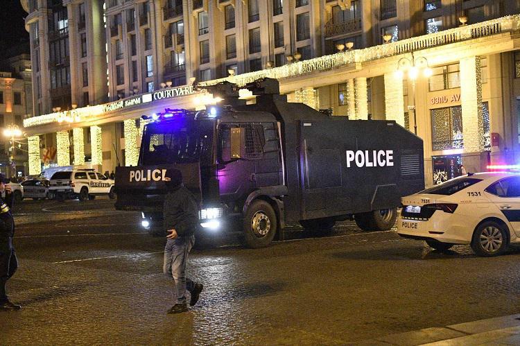 თავისუფლების მოედანიდან წყლის ჭავლის მანქანები და სპეცტექნიკა გაიყვანეს