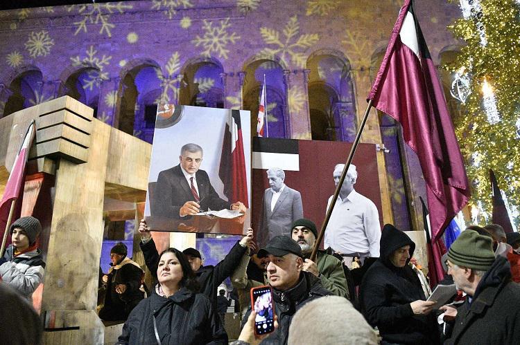 უწყვეტი პროტესტის 25-ე დღე - პარლამენტთან საპროტესტო აქცია განახლდა (ფოტოები)